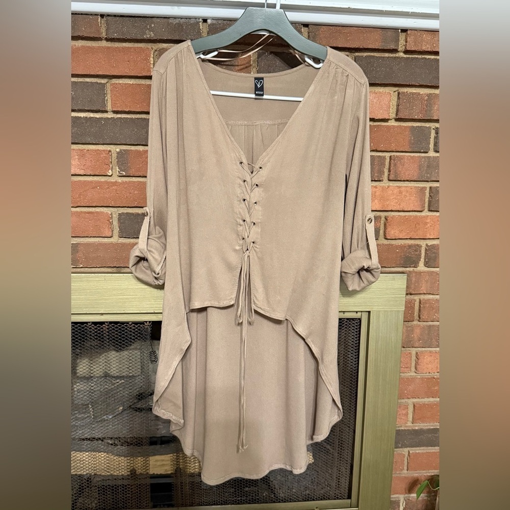 Windsor high low roll-up sleeve top size: measurements (22” armpit)